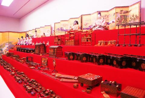 The Hina dolls and Hina tools passed down along the Shimadzu family