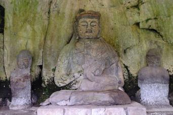After walking around the town and seeing Hina, the national treasure Usuki Stone Buddhas is waiting for you.