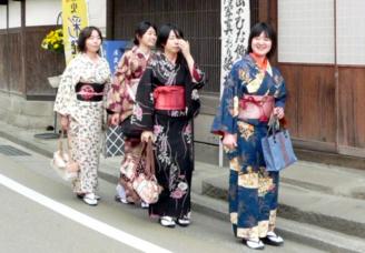 You can also Ohinasama tour in kimono.